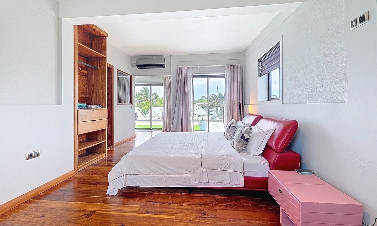Blue Bay Apartment | Blue Waves by dodo et Croissant