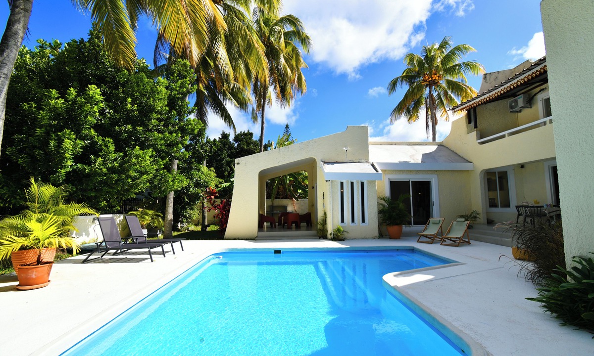 Blue Bay House | Elegant Villa Blue Baie, private pool, a 3-minute walk from Blue Bay Beach