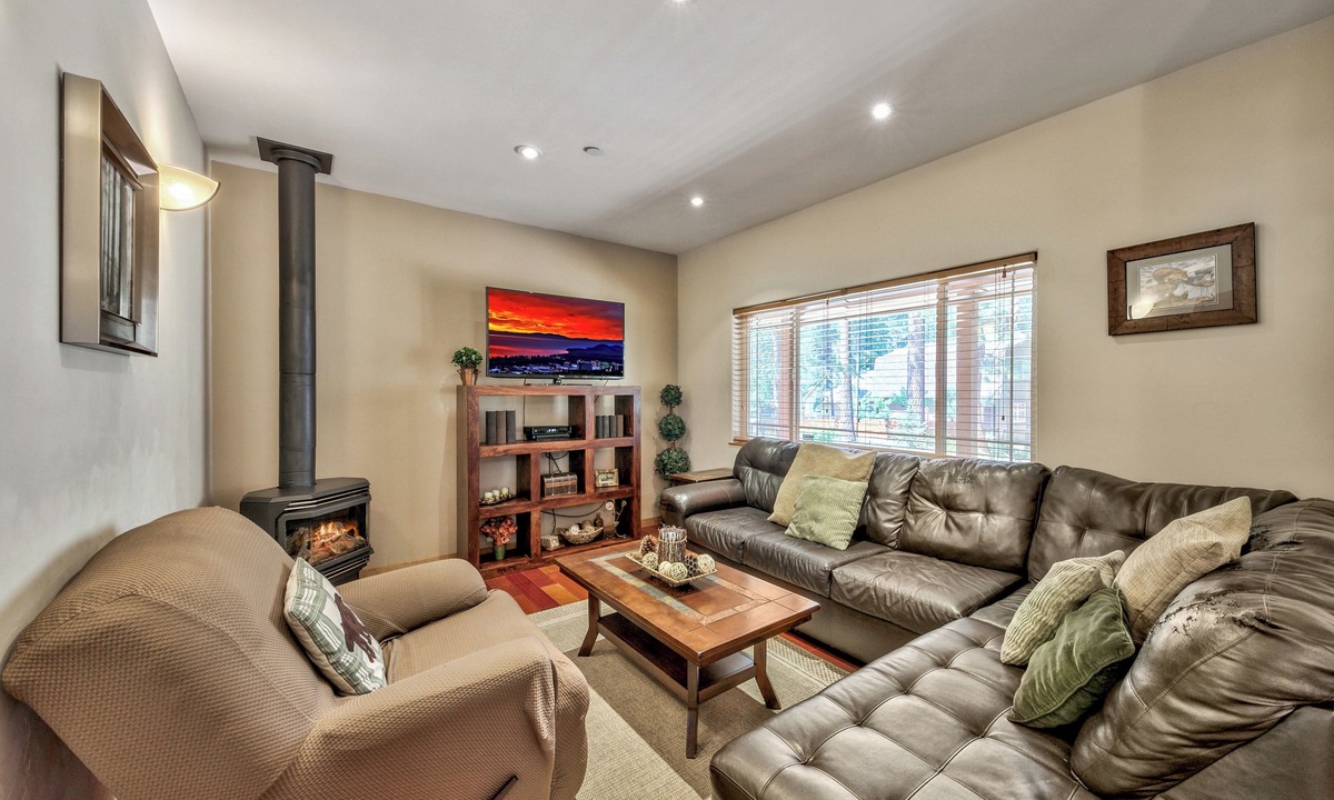 South Lake Tahoe House | Heavenly Chalet - Close to Gondola & Beaches