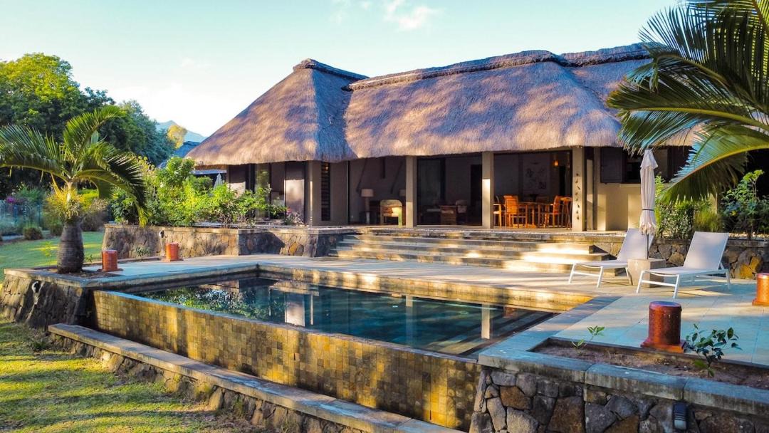 La Mivoie Villa | Beachfront Villa with Pool & Sunset Views