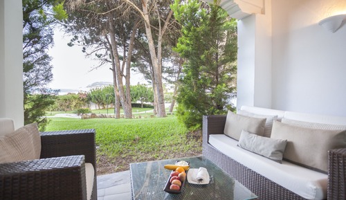 Deluxe Room, 1 King Bed, Pool View