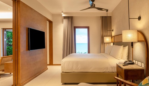Junior Suite, 1 King Bed, Beachfront