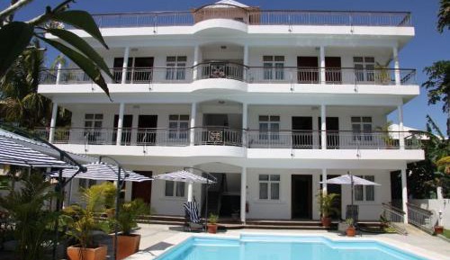 Apartment with Pool View 