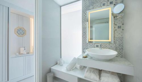 One-Bedroom King Suite with Partial Sea View