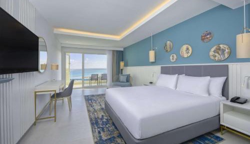Deluxe King Room with Partial Sea View