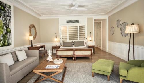 Deluxe Beachfront Suite