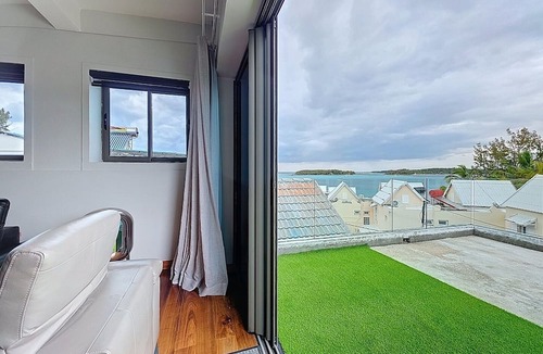 Blue Bay Apartment | Blue Waves by dodo et Croissant