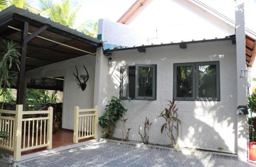 Blue Bay House | Cosy House in Blue Bay with Private Parking and Terrace