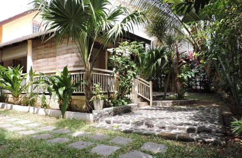 Blue Bay House | Cosy House in Blue Bay with Private Parking and Terrace