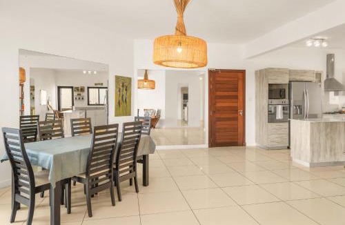 Flic-en-Flac Apartment | Seascape - 3 Chambres et Piscine, en bord de mer