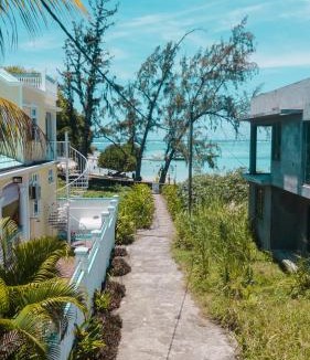 Blue Bay House | Bella Guesthouse Charming Beachfront Stay