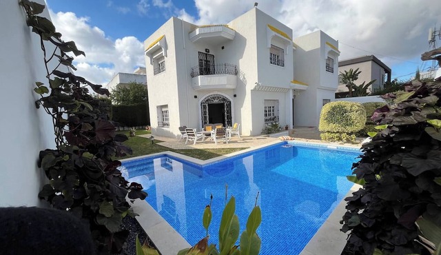Charming 600sqm Villa With a Large Garden & Pool