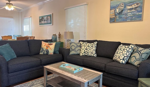 Casa Capri Beautiful Tropical with 3 King Suites - 2 miles to beach in Key West