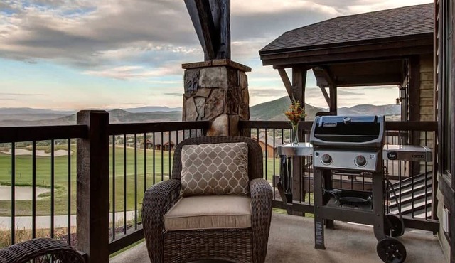 Abode at Fairway Springs, walk to gondola, canyons shuttle, hot tub in Park City