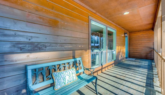 Dog-friendly modern abode with large yard, fireplace, cable & washer&dryer in Incline Village
