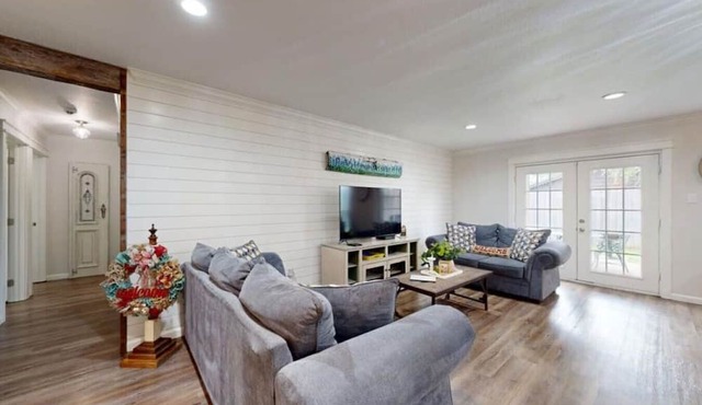 2 Living Rooms, PlayStation Game System, Multiple Sleeping Areas, Pet Friendly! in Bryan