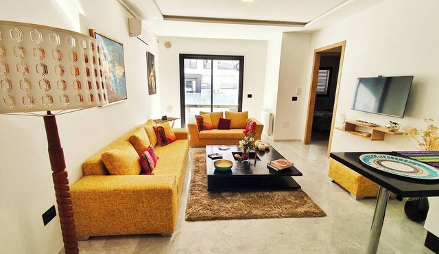 Arty & Cozy Modern Apartment Near Lake & Airport