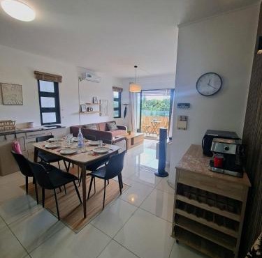 Freesia 4 Apartment Pool 3 min walk to beach and shops