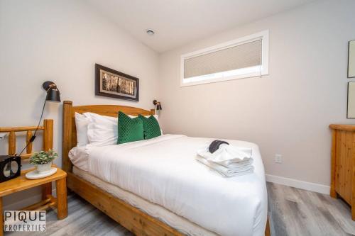 NEW, Mountain Chic Suite, Whyte Avenue, Netflix, WiFi, Sleeps 6 in Edmonton