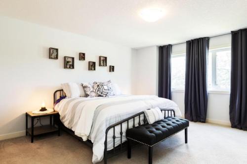 5BDRM Bright Modern Home-King Bed-Garage-Sleeps 12 in Edmonton